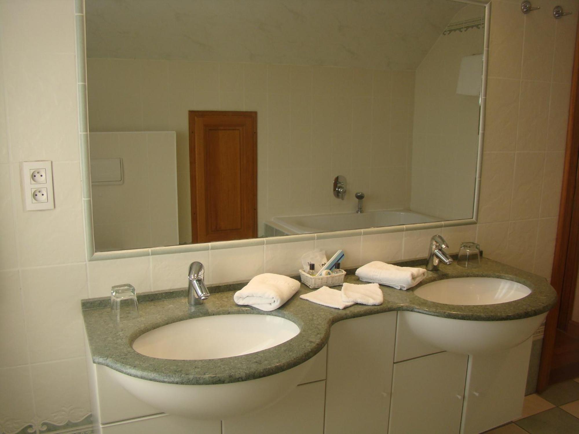 Hotel Restaurant N 4 Martelange Екстер'єр фото