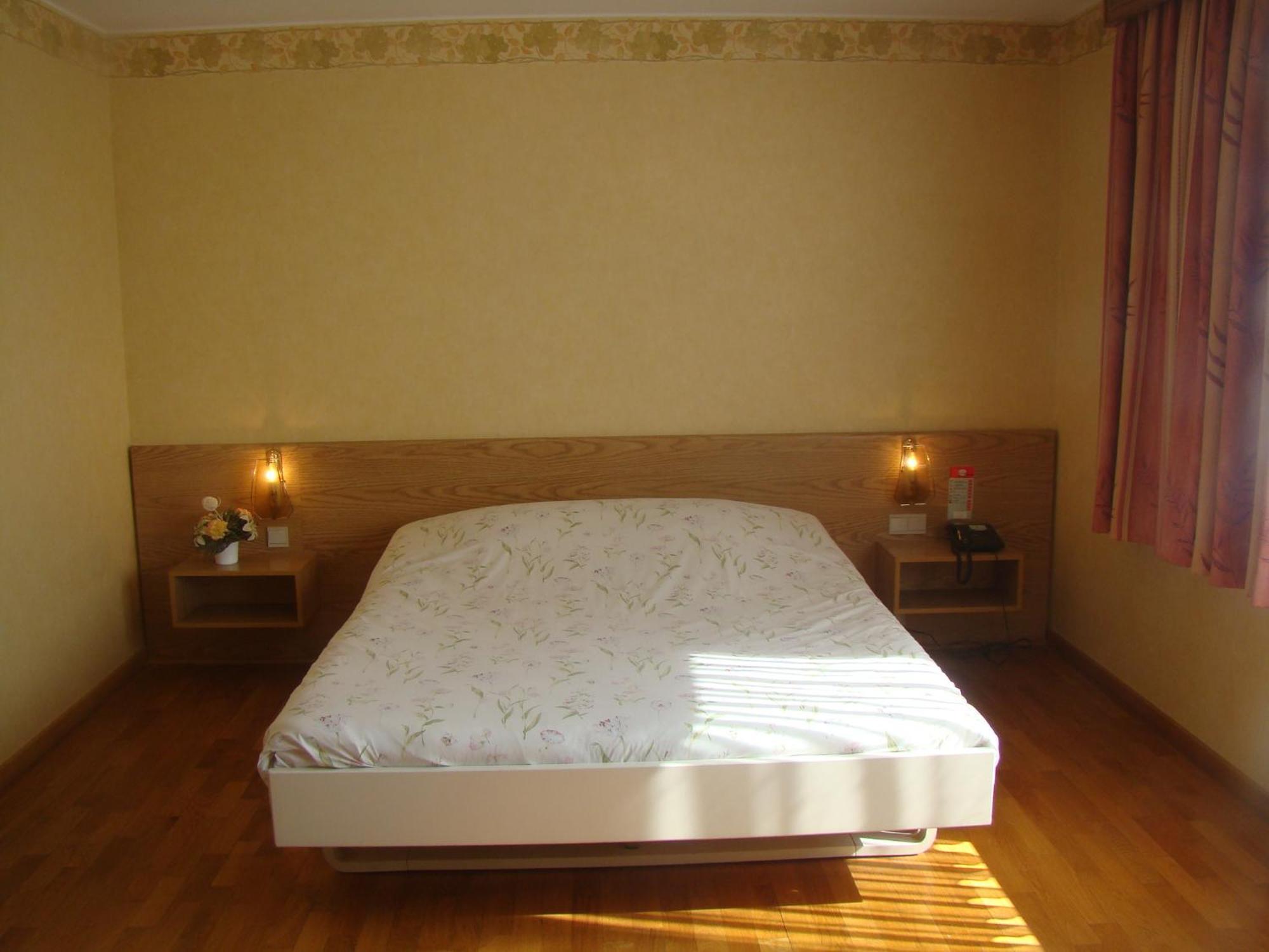 Hotel Restaurant N 4 Martelange Екстер'єр фото